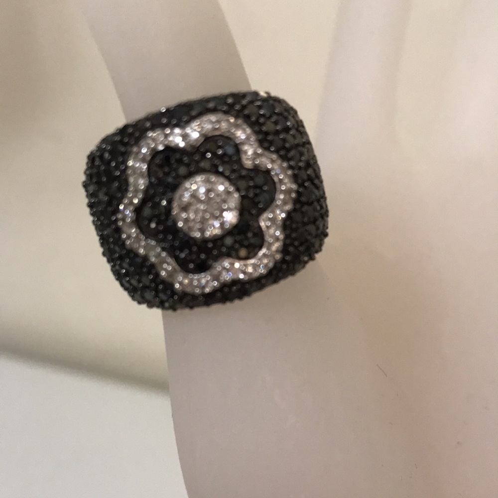 NWOT Beautiful Sterling Silver with Black & Clear Crystals. Size 8